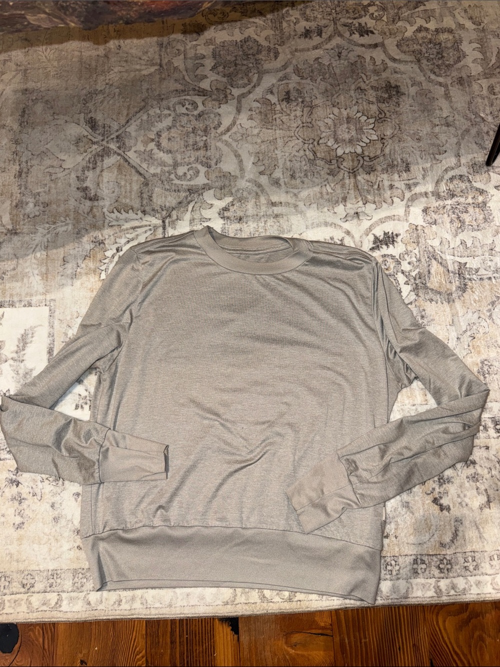 Vuori Daydream Crew Small NWOT Light Grey